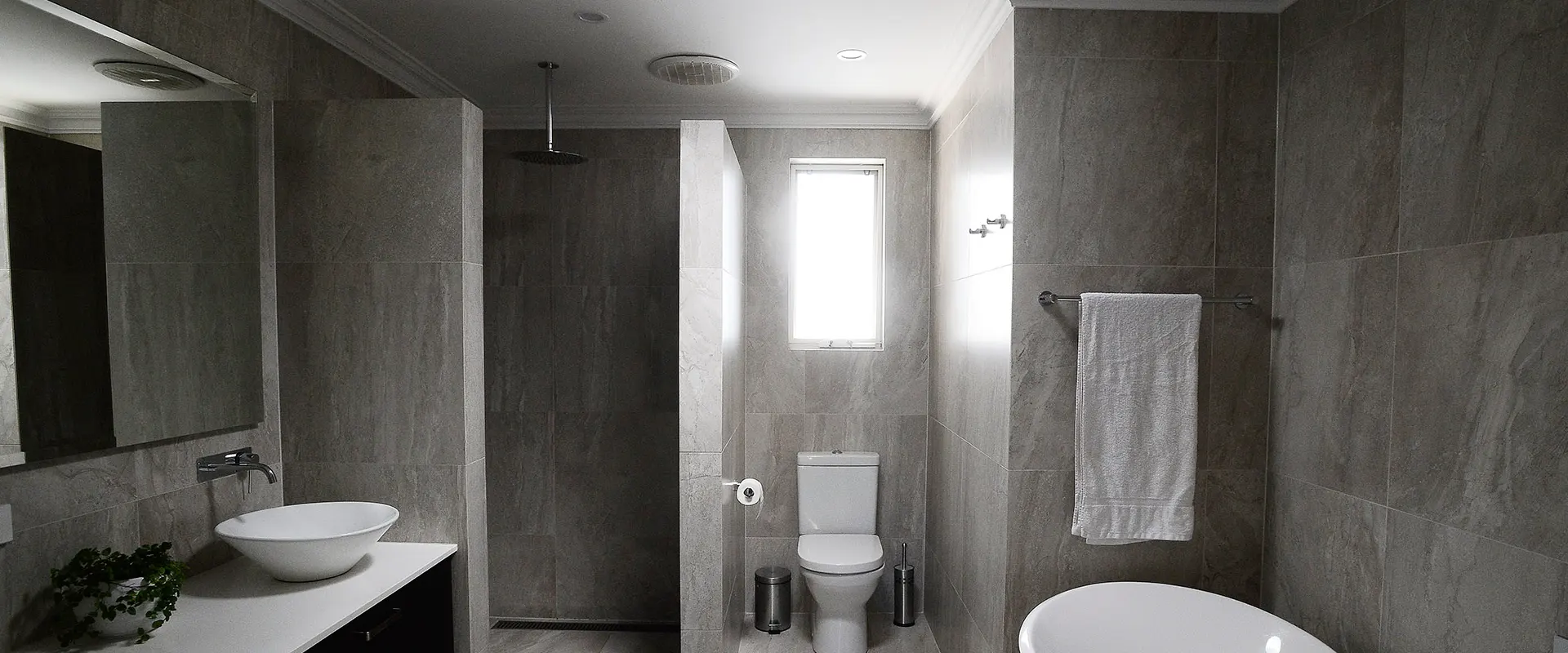 tiling-floor-to-ceiling-in-bathroom_3
